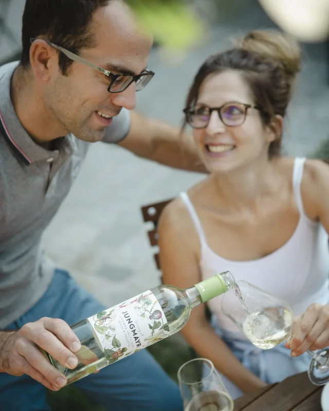 WEINTOUR WEINVIERTEL 2025
📅 Sa, 26. & So, 27. April | ⏰ 10–19 Uhr

Wir öffnen wieder unseren Winzerhof und laden euch ein, den neuen Jahrgang zu verkosten! Freut euch auf Weine mit fruchtigen Aromen, schöne Sortentypizität und angenehmen Trinkfluss.

Mit dem Weintour-Band könnt ihr nicht nur bei uns, sondern auch bei 250 Winzern der Region rund 1.000 Weine entdecken. 🍷

🚍 Tipp: Der Shuttle-Service ist auch wieder am Start!

#WeintourWeinviertel #Weinviertel #Weingenuss